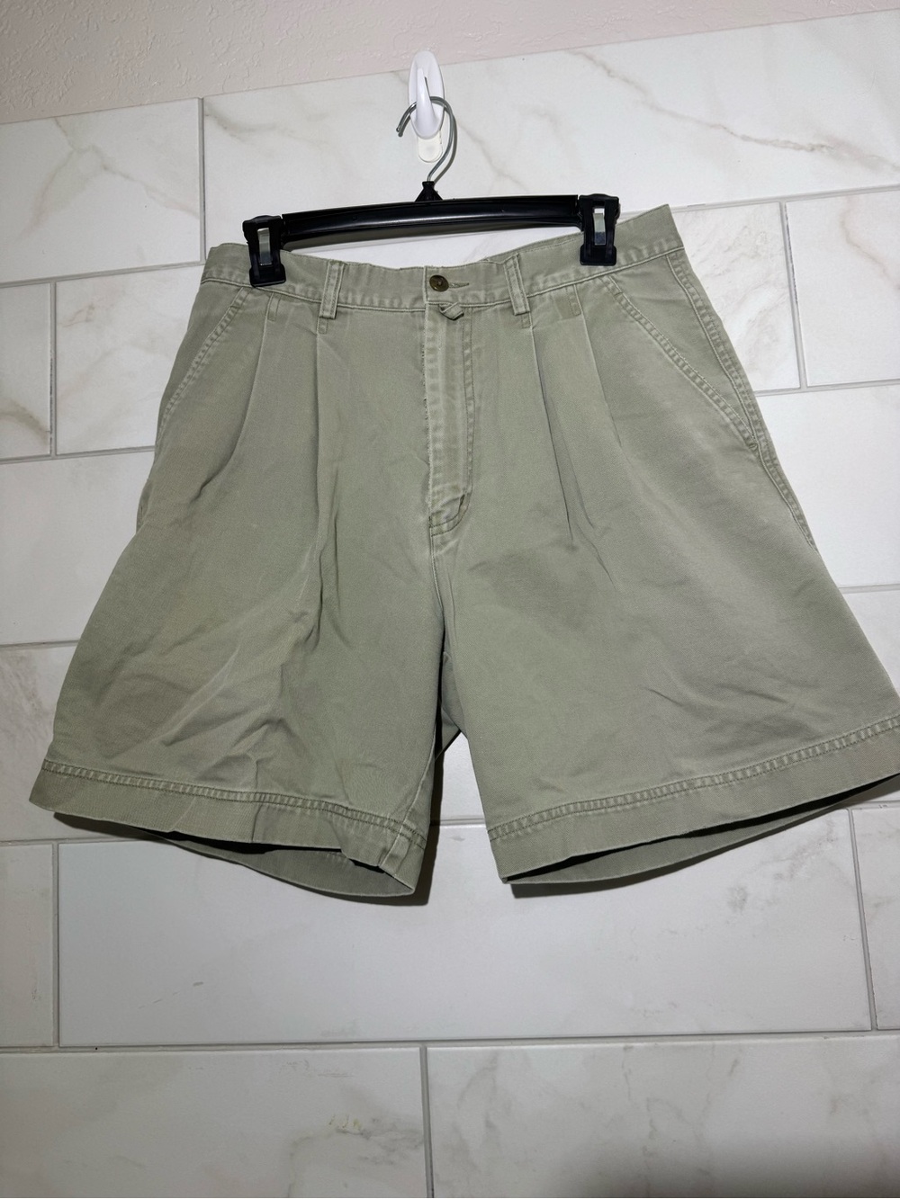 Men's Pleated Casual Shorts in Light Olive